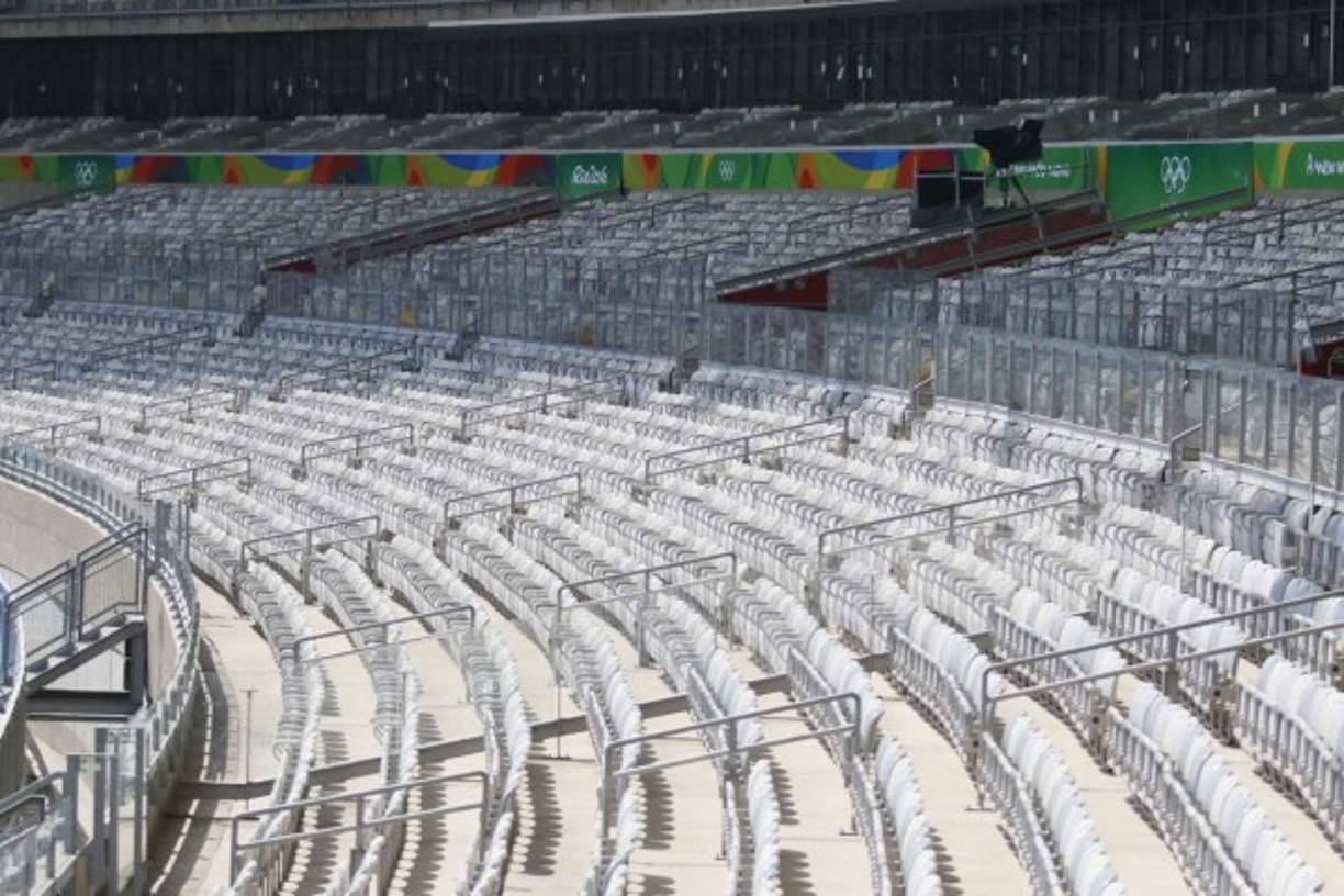 Es un estadio bastante viejo, fue inaugurado el 5 de septiembre de 1965, pero remodelado para el Mundial del 2014, conservando su fachada original.