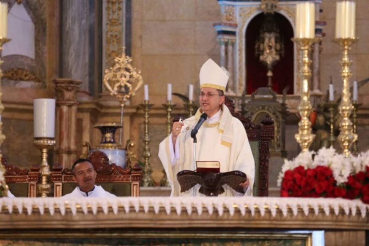 El obispo auxiliar de Tegucigalpa, Juan José Pineda, oficia una misa previo a la alborada de la Virgen de Suyapa.