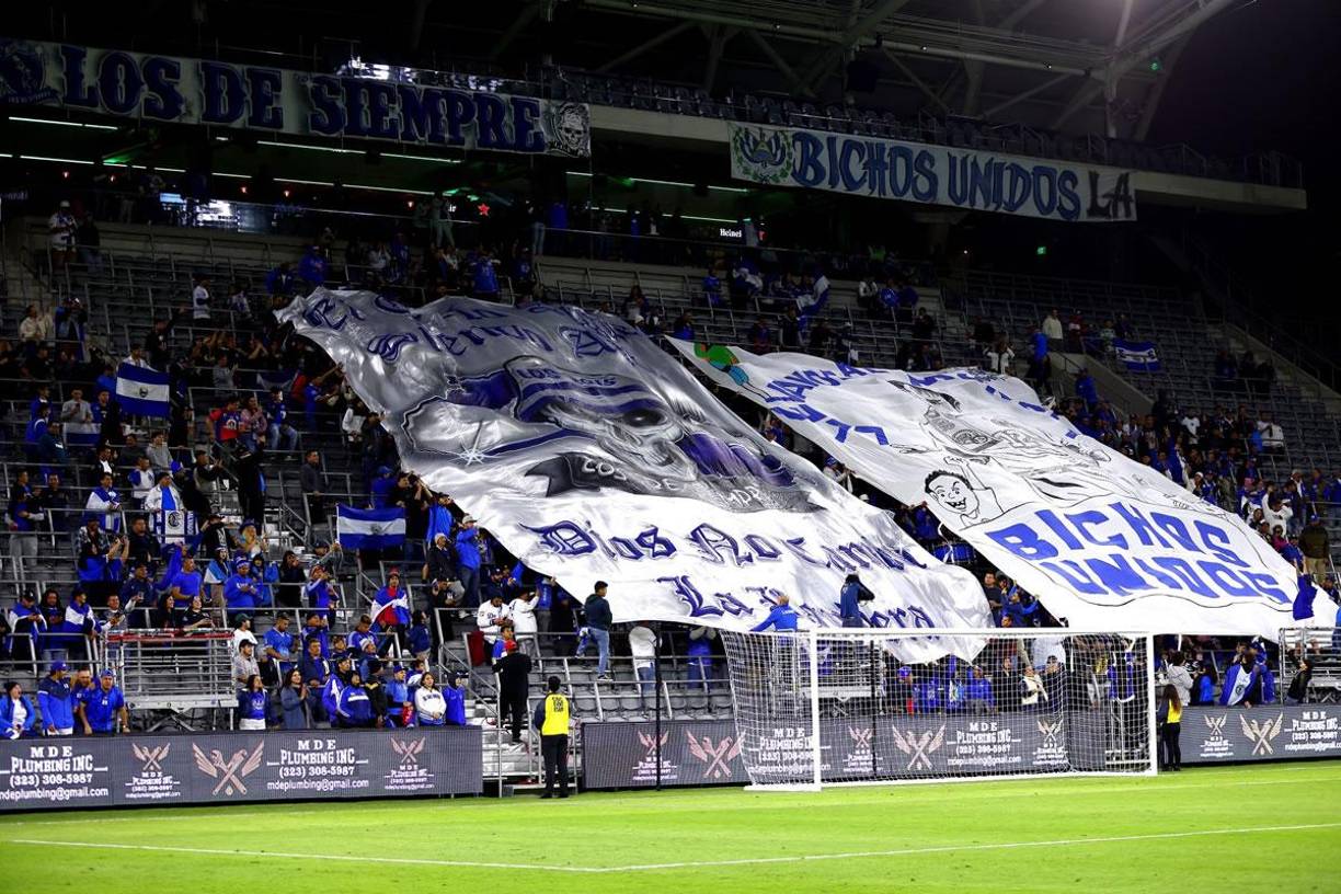 Los aficionados salvadoreños pusieron el ambiennte en el BMO Stadium.