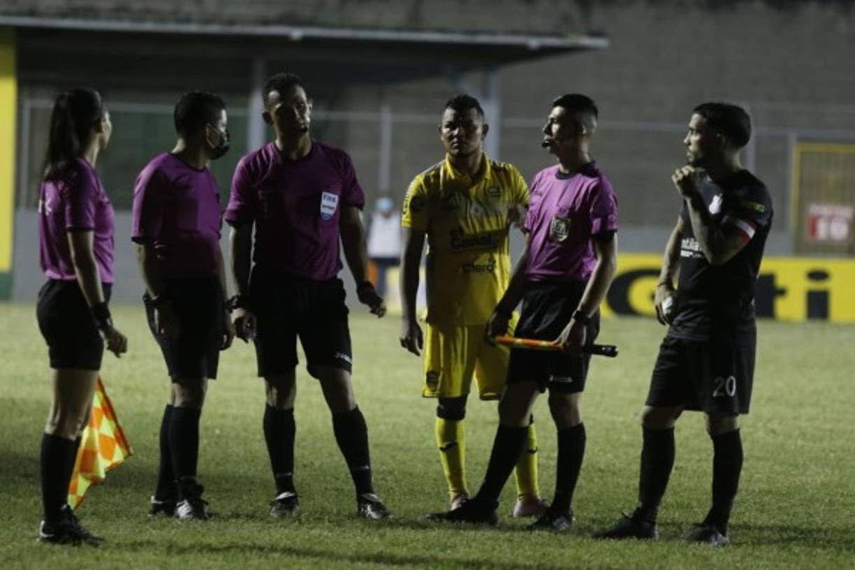 Los capitanes, José Barreto y Mario Martínez, hablando con la cuarteta arbitral sobre la situación del apagón.