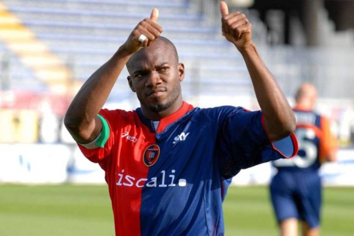 DAVID SUAZO VELÁSQUEZ. Nació en San Pedro Sula, Cortés, el 5 de noviembre de 1979. Es un ex-futbolista y actual asistente técnico del Cagliari Calcio de la Serie A italiana. Su primer equipo fue el Club Deportivo Olimpia (1998-1999). Después, el Cagliari Calcio lo fichó en el año 1999, convirtiéndose en un referente del gol en el club y logrando llegar al Inter de Milán.