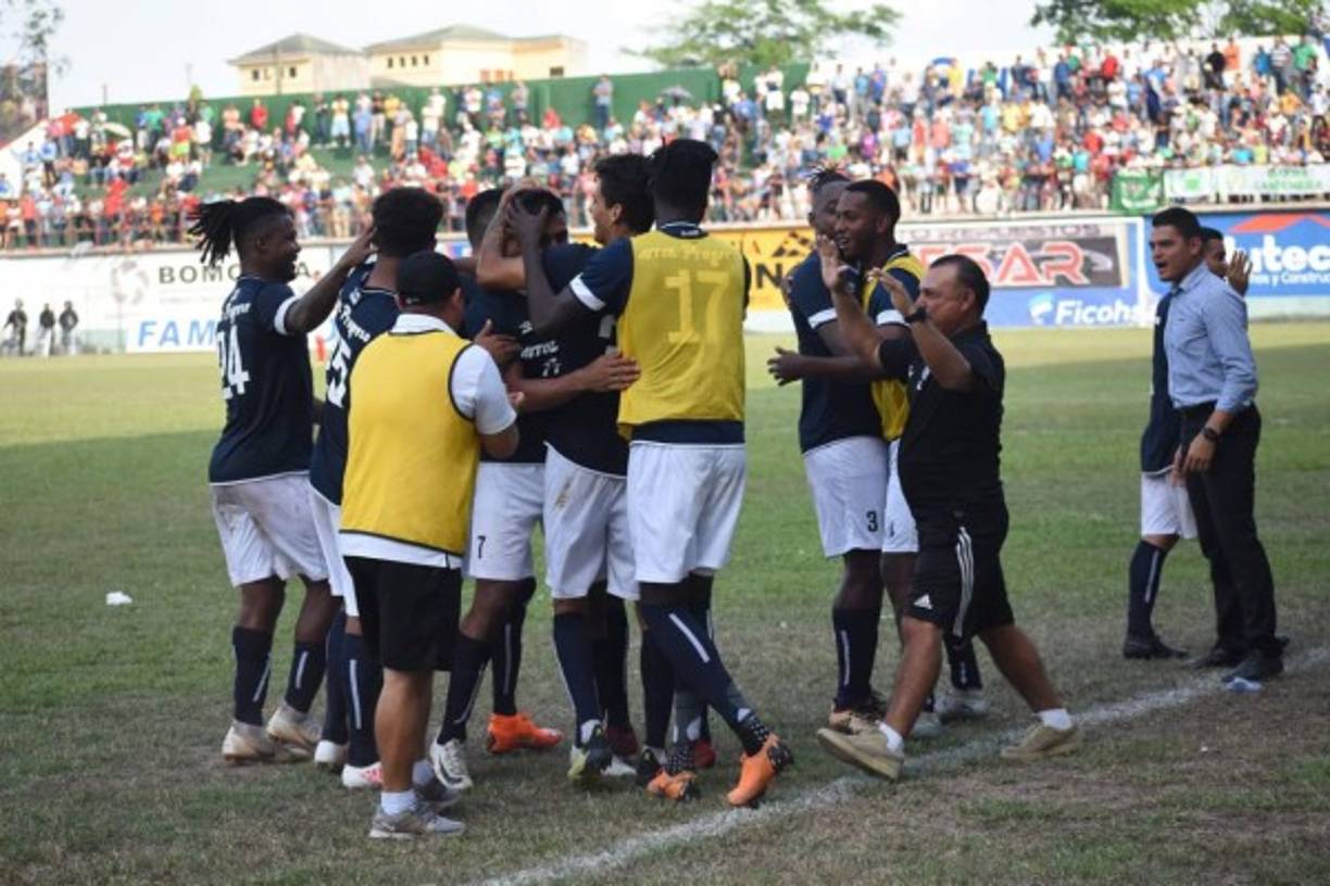 La celebración de los jugadores del Honduras Progreso tras el gol de Frelys López.