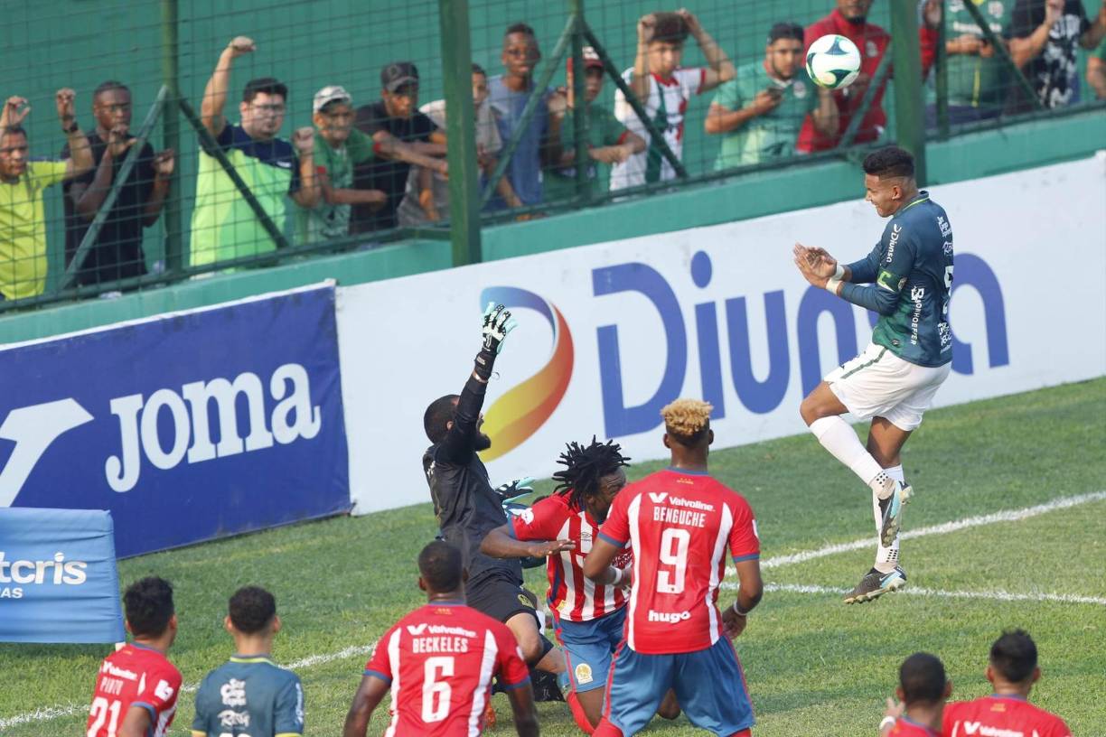 El defensor Luis Vega se encargó de anotar el gol del empate cuando se jugaban 42 minutos del primer tiempo.