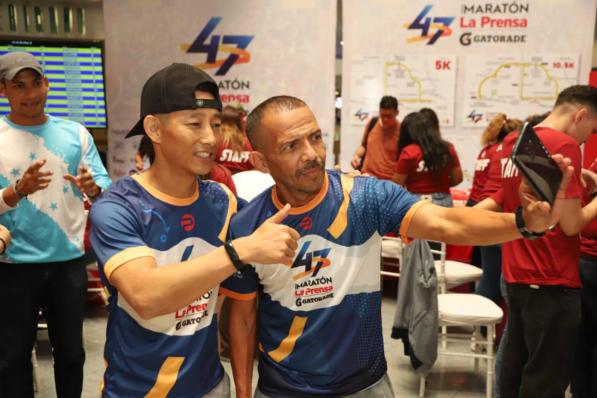 “Hola amigos de Diario LA PRENSA. ya estamos en el Mall Galerías de San Pedro Sula, ya con la entrega del Kit y las camisetas, aquí en la Feria de Atletas alistándonos para mañana a las 4:30 am para el Maratón. Nos vemos allá mi gente”, dijo Shin previo al evento.