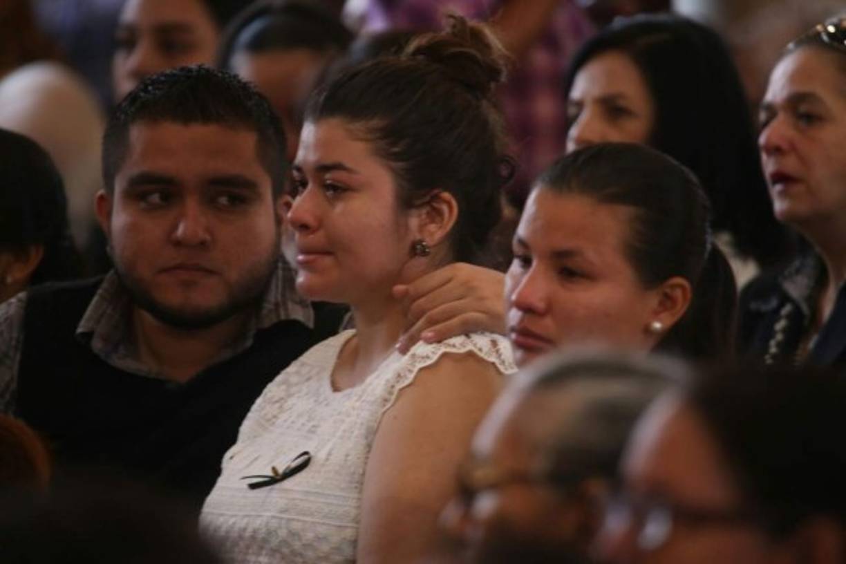La feligresía despidió al sacerdote con una profunda tristeza.