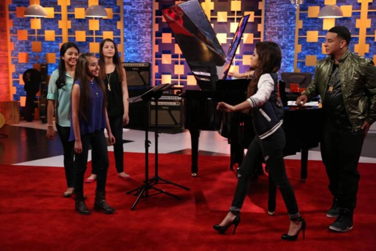 Becky G saluda a Samantha Ríos, Rossy Rodríguez y Maria Teresa Eguino.