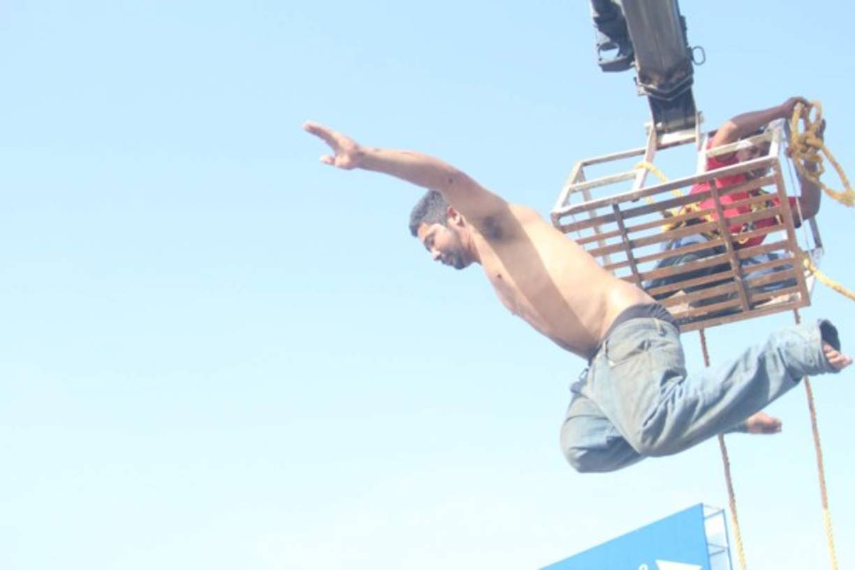 Un hondureño, supuestametente bajo los efectos de la droga y el alcohol, paralizó el tráfico por cinco horas y movilizó a más de 30 elementos de Seguridad Pública en México.