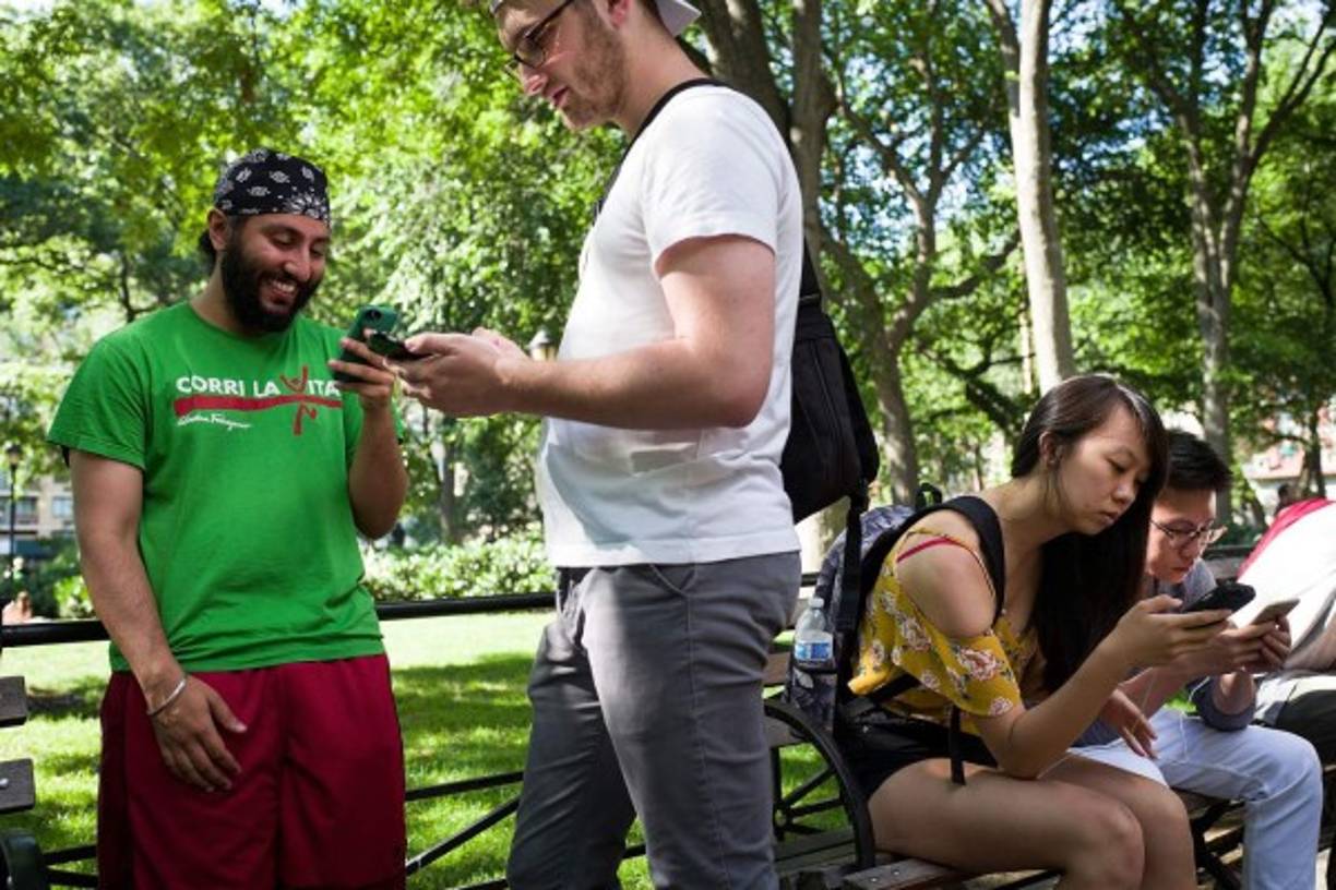 Para entender de qué se trata la euforia por el Pokémon Go puedes descargar la aplicación gratuita para Android o iOS, el sistema operativo de Apple. Construirse un personaje que será yu doble digital e ir al ícono 'PokeStop' que aparece en el mapa y hacer click para hacer aparecer fotos de lugares reales. Y de ahí en adelante, comenzar a cazar los pequeños monstruos.<br/><br/><br/><br/>