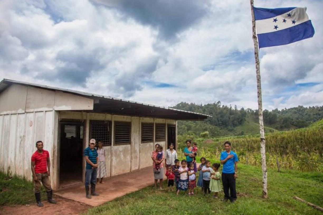 En varias de las 15 tribus de la Montaña de la Flor ubicada en Orica, Francisco Morazán hay escuelas unimodulares. Otras, como la del maestro Aurelio Martínez tienen que acomodarse en iglesias o centros comunales.