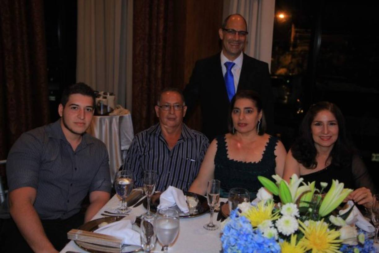 Kenny Yuja con Jorge, Luis y Rosa Cruz con Ligia Diek.