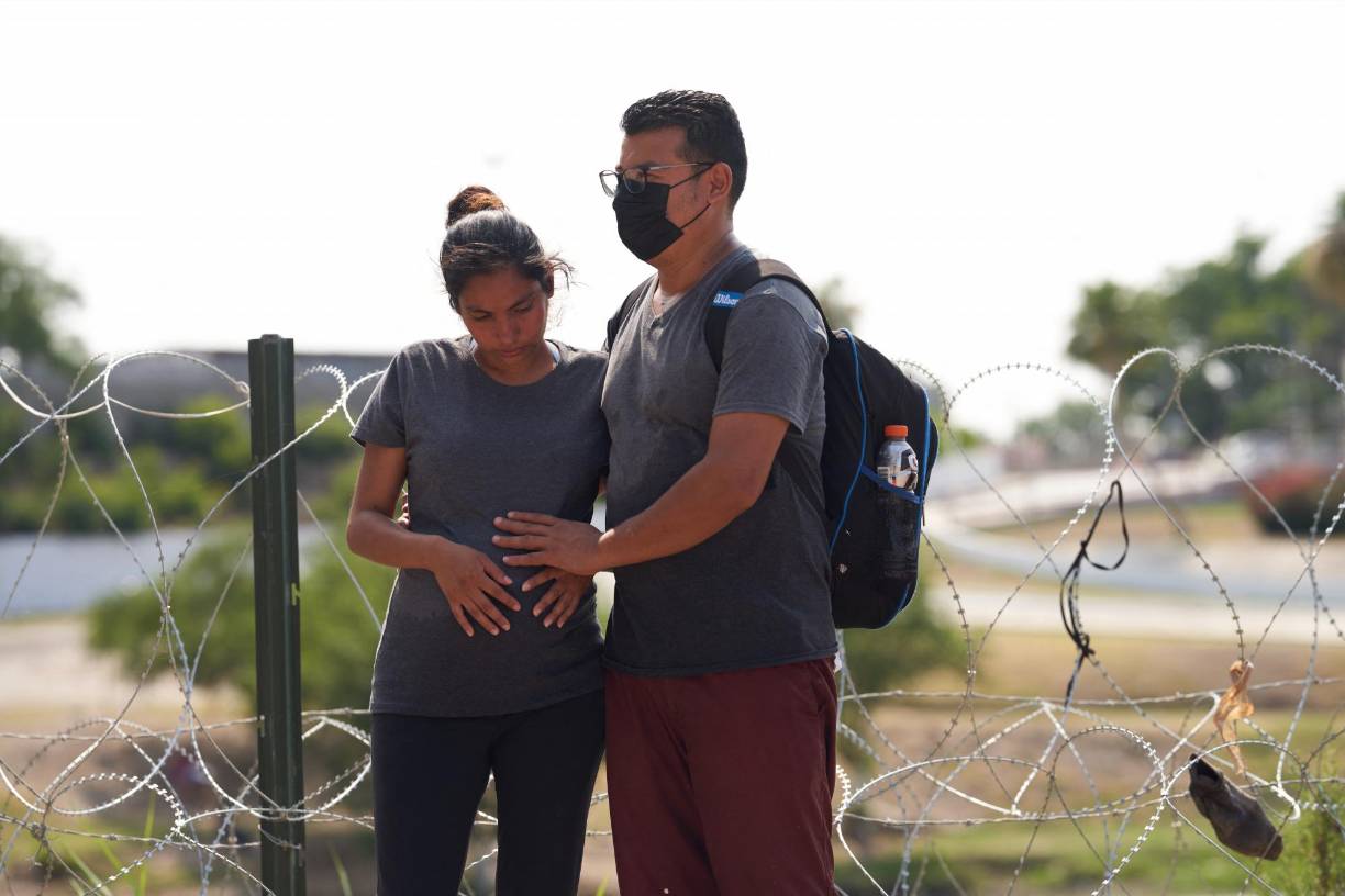 Mujeres embarazadas también realizan el peligroso viaje hacia Estados Unidos pese a los riesgos que conlleva.