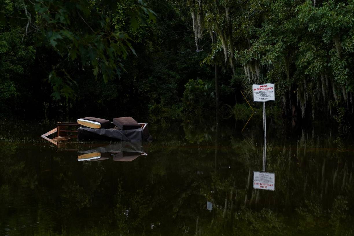 En Savannah, en el sureño estado de Georgia y otra de las áreas que ha sufrido los embates del ciclón, los bomberos han rescatado de zonas inundadas a 18 personas, incluida una familia cuyo domicilio resultó destrozado por un árbol, informaron las autoridades locales.