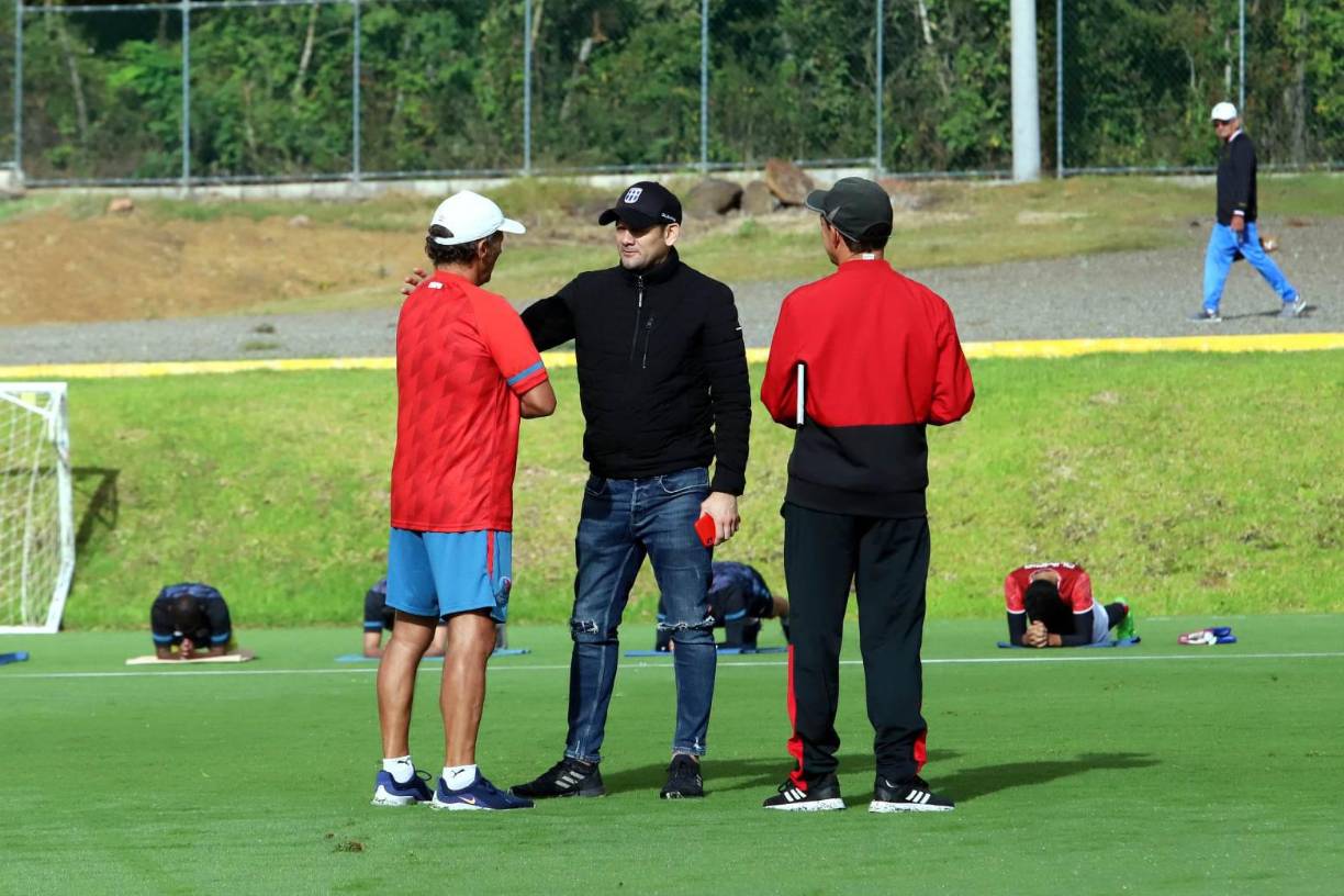 La otra visita especial en el campamento del Olimpia fue la del exjugador José Luis “Flaco” Pineda. 
