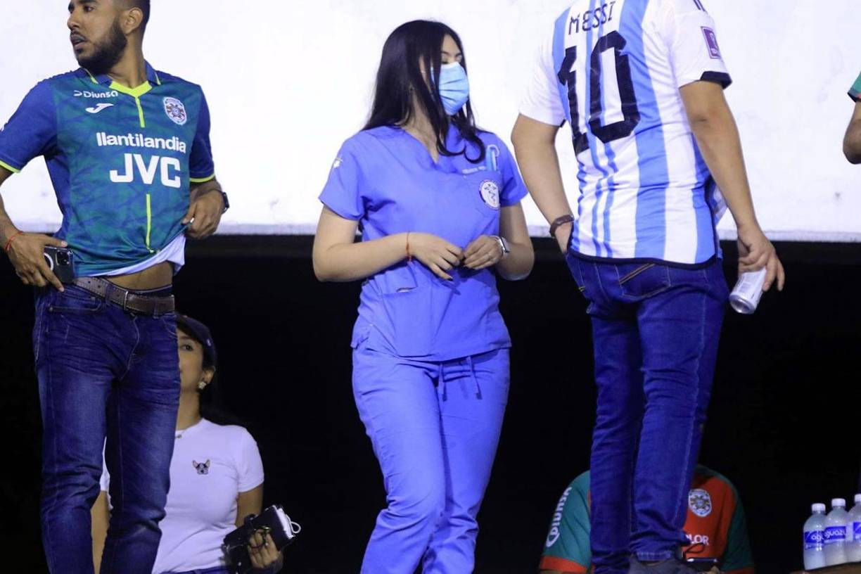 Hasta una doctora llegó al estadio Olímpico para no perderse el derbi sampedrano.