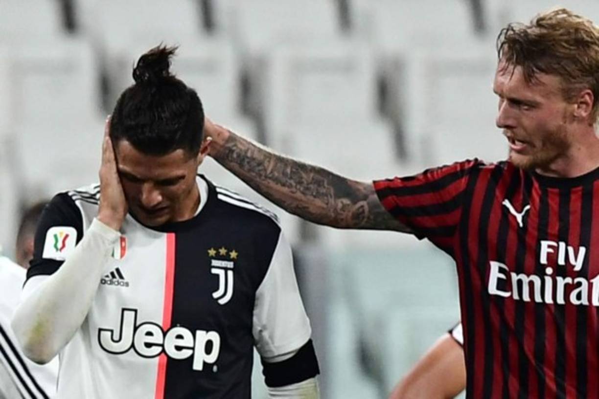 El defensor danés del AC Milan, Simon Kjaer, consuela al delantero portugués de la Juventus, Cristiano Ronaldo, después de que chocaron en una acción.