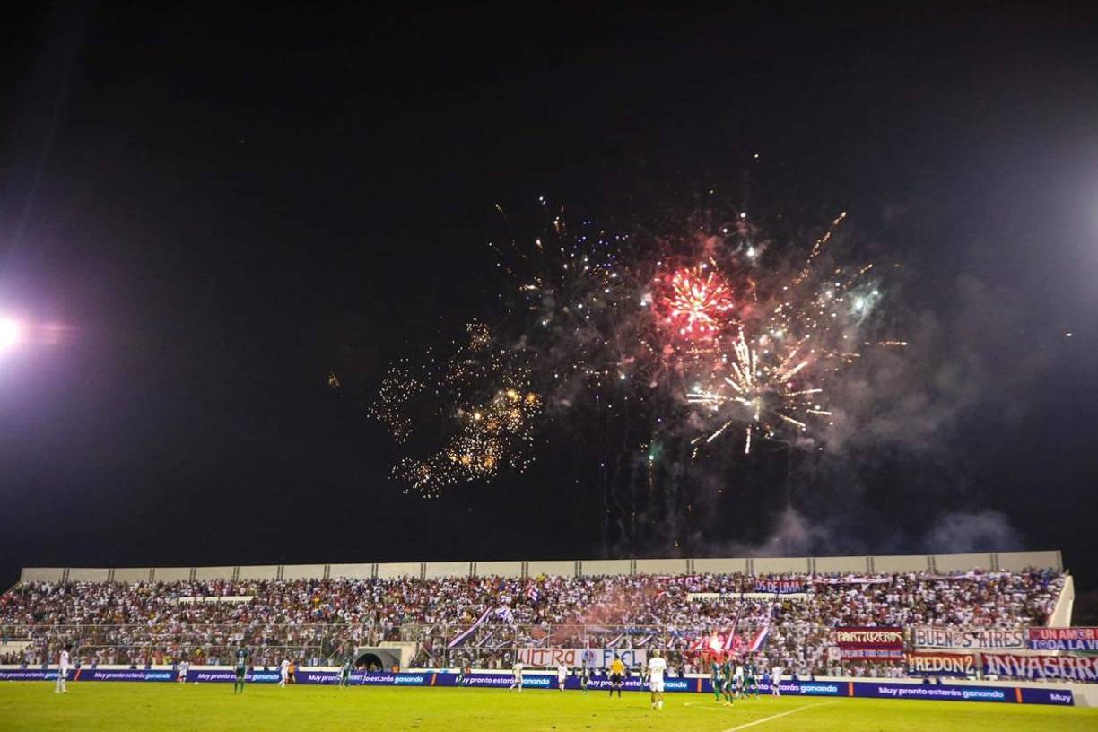 Los fuegos artificiales de la Ultra Fiel, barra del Olimpia, en los últimos segundos del partido.
