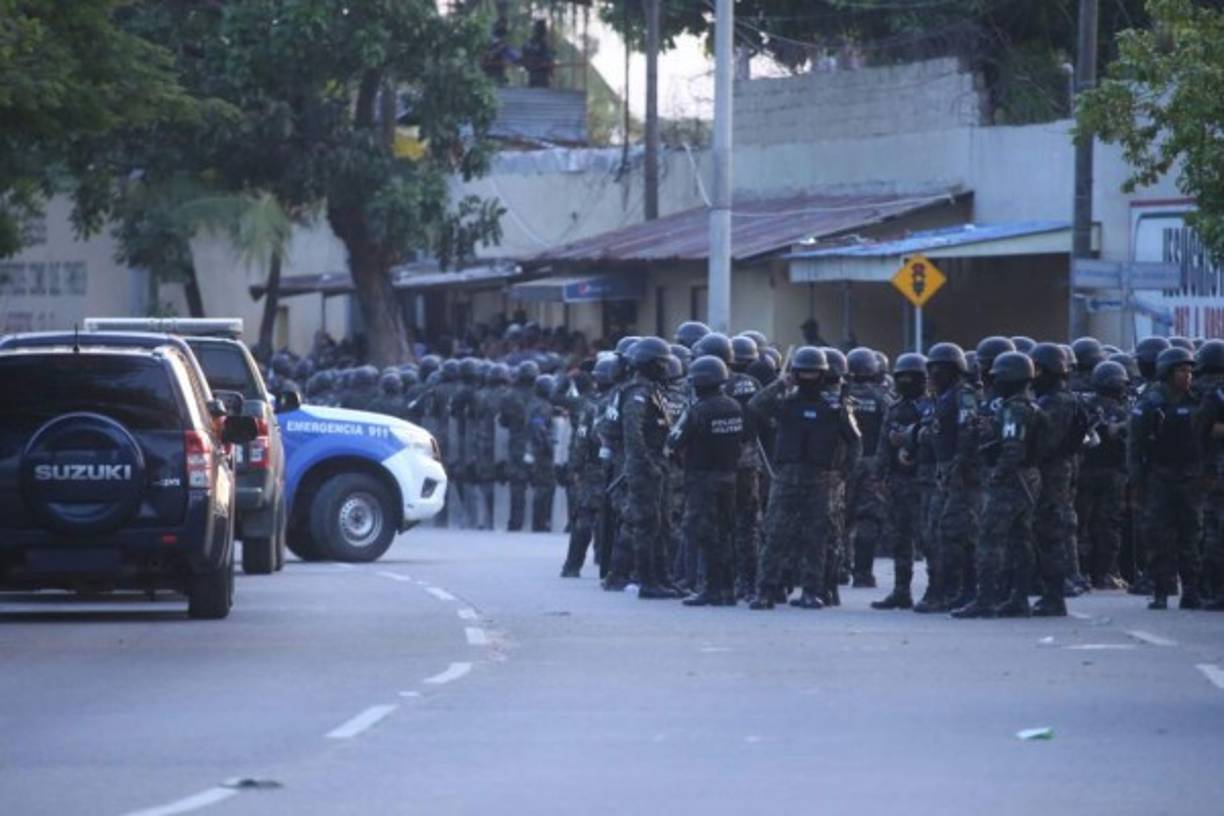 Al menos 668 privados de libertad son trasladados este lunes del Centro Penal Sampedrano a diferentes cárceles del país, como parte del nuevo proceso carcelario en Honduras.