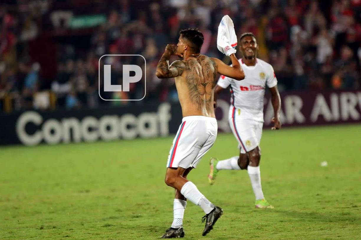 Gabriel Araújo Carvalho mostró el enorme tatuaje de un león que tiene en la espalda.