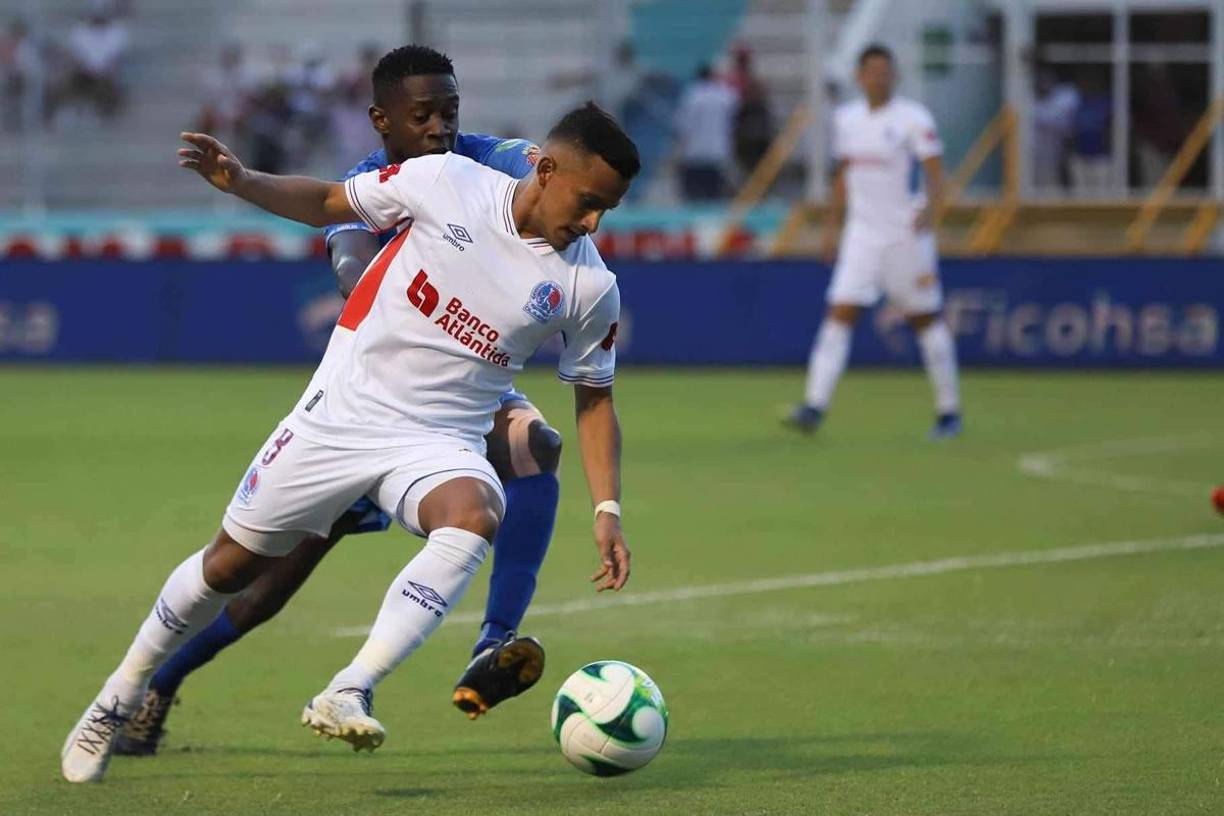 Edwin Rodríguez le dio problemas a la defensa del Victoria.