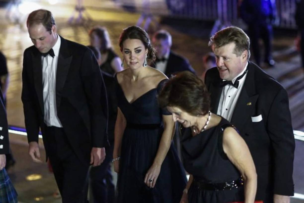 Guillermo y Catalina de Cambridge acudieron al último evento de su visita a Nueva York, una cena en el Museo Metropolitano de Arte de dicha ciudad.<br/>