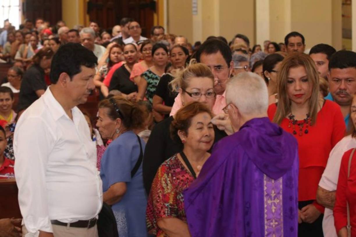 Fieles asisten a una misa en la Catedral San Pablo Apóstol.
