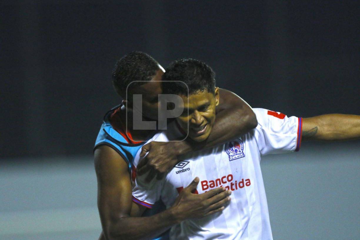 Beckeles una vez más decidió besar a un compañero. En esta ocasión el defensor le dio un beso a Bryan Moya.