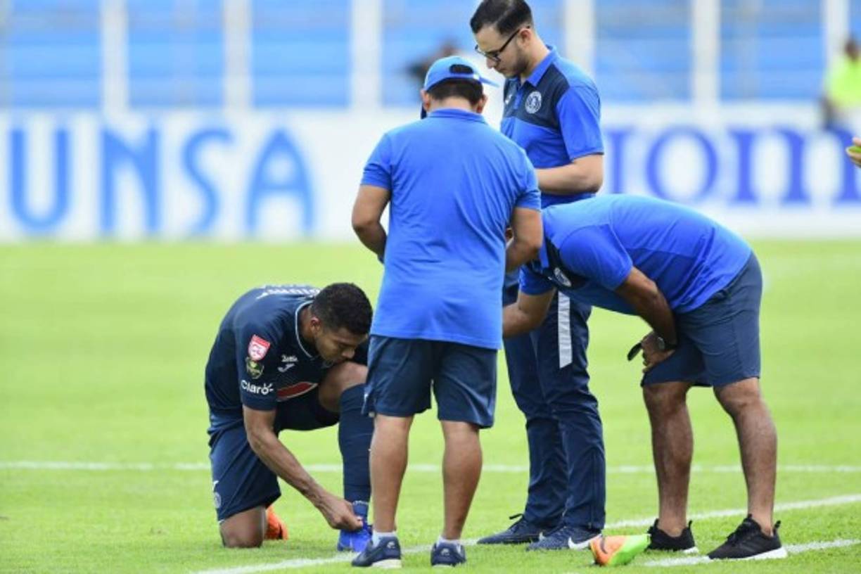 Sergio Peña se tuvo que cambiar los tacos en el primer tiempo.