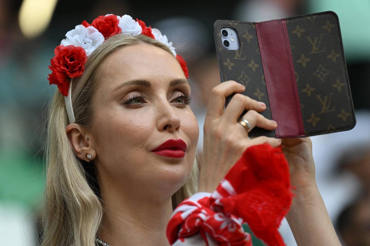 En la gradería, todo era emoción y bellas chicas como protagonistas fuera del terreno.