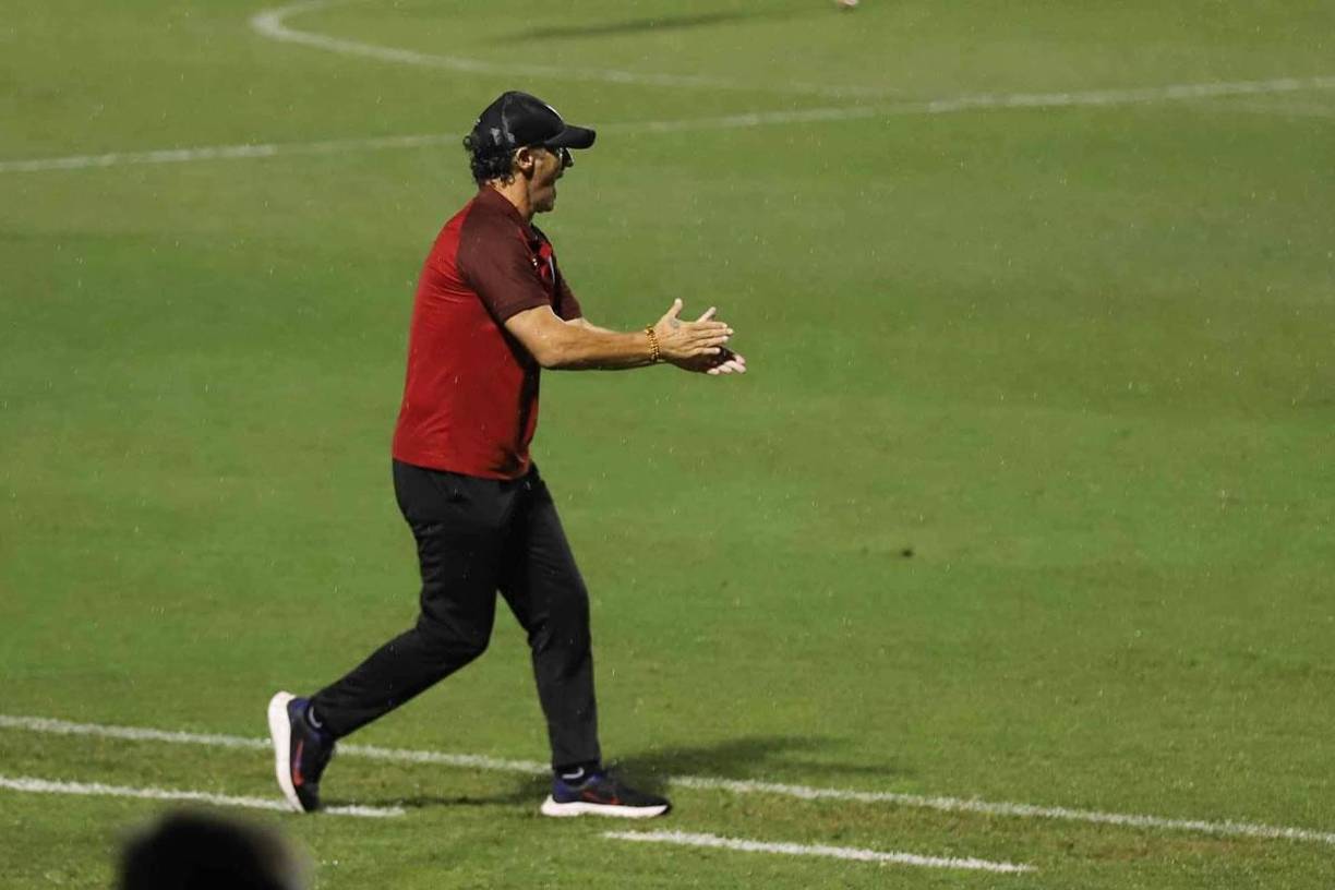 Pedro Troglio aplaude a su equipo en el triunfo contra la Real Sociedad.