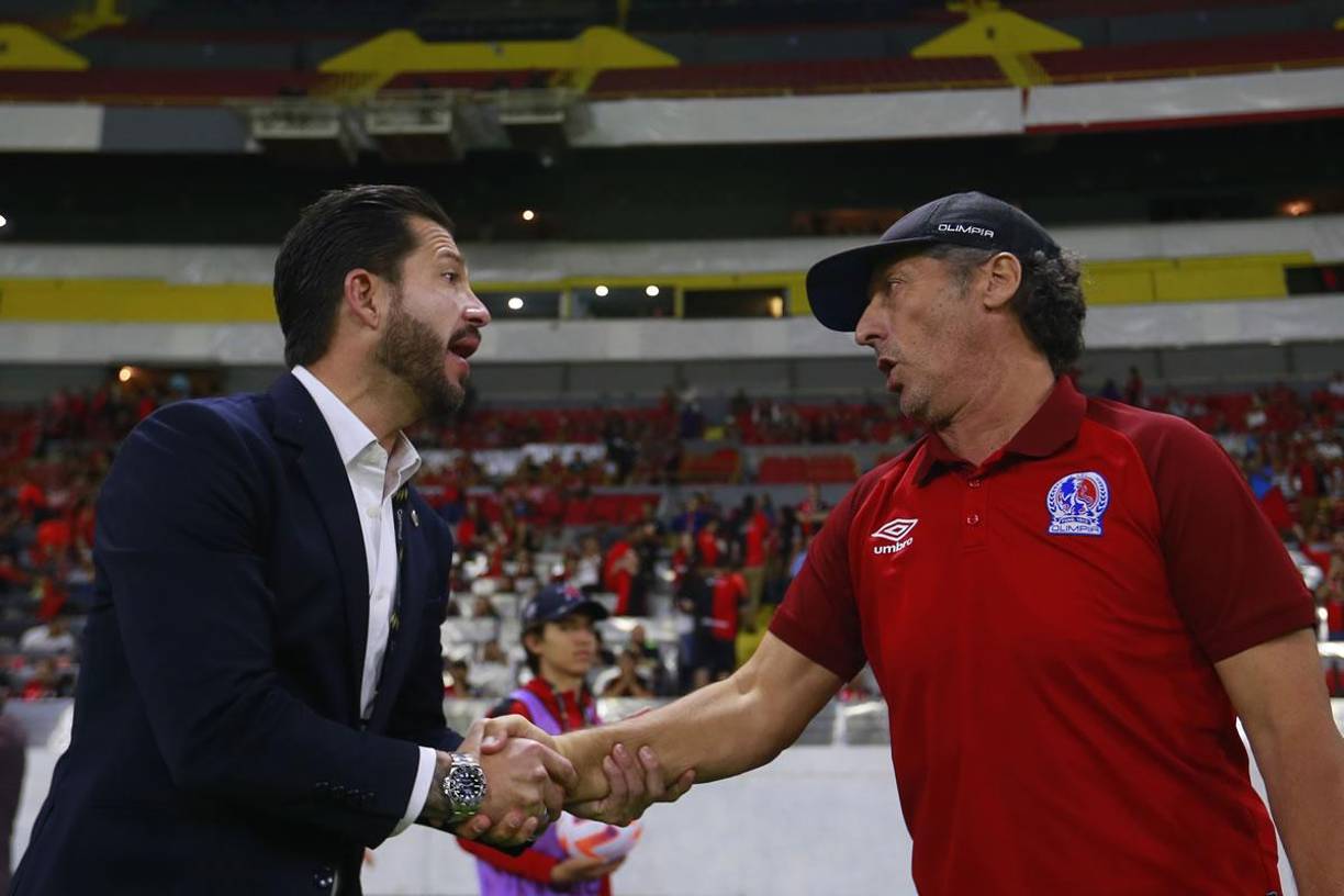 Pedro Troglio saludando al entrenador del Atlas, Benjamín Mora, antes del inicio del partido en el estadio Jalisco de Guadalajara.