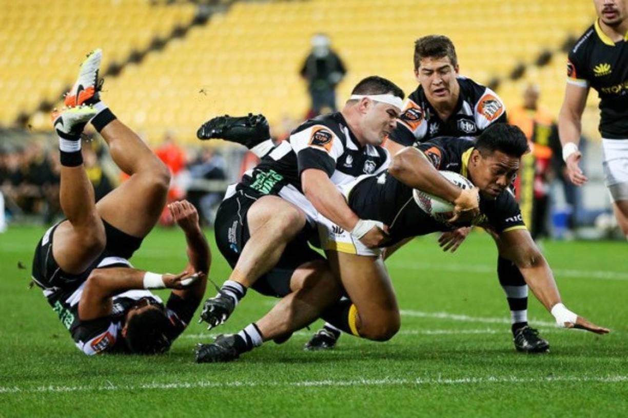 RUGBY. Avance entre gigantes. Julian Savea, del equipo Wellington, rompe la defensa del Hawke’s Bay para realizar una anotación en el partido por la copa Mitre en Westpac Stadium.