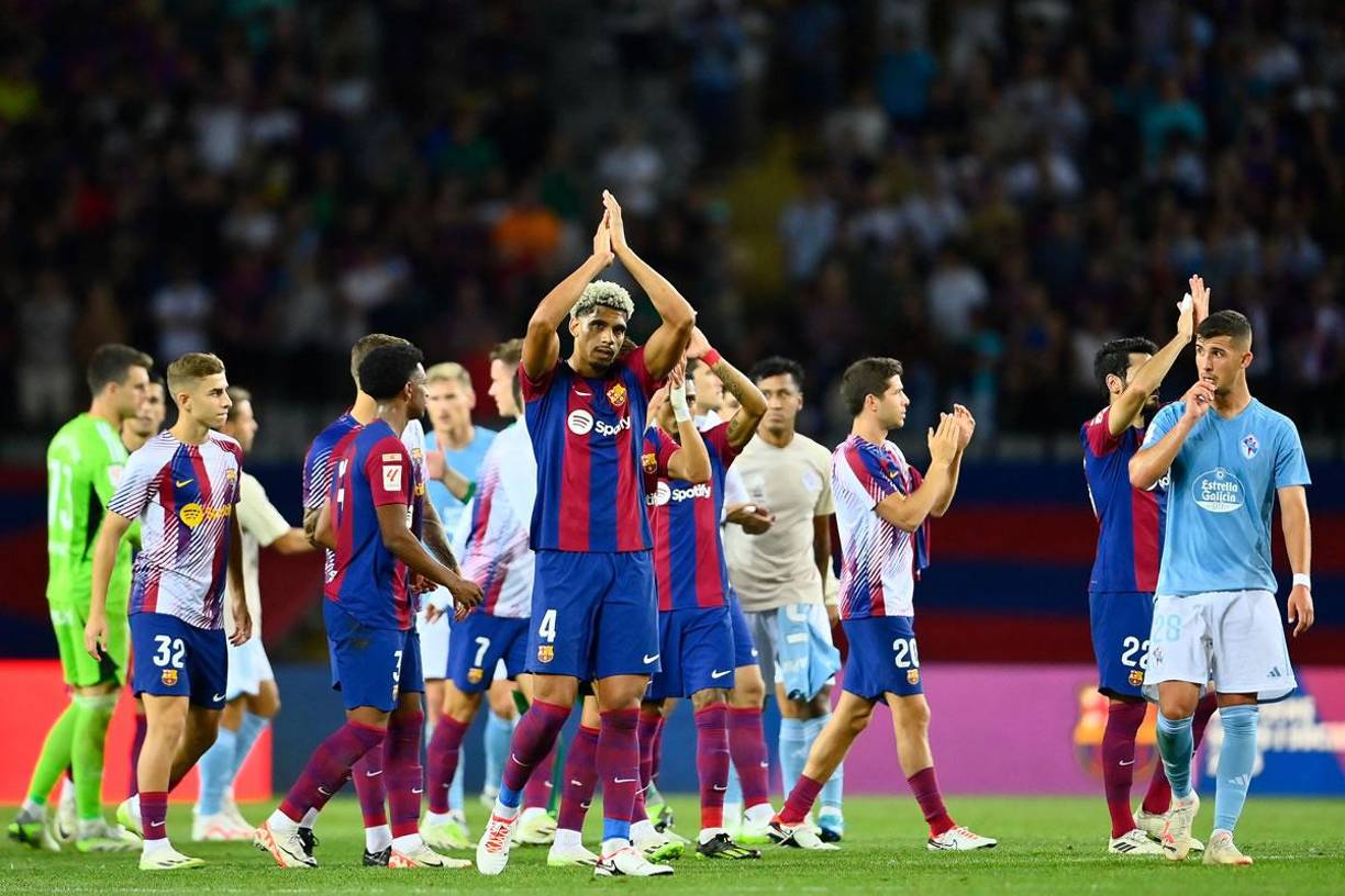 Los jugadores del Barcelona aplauden el apoyo de los aficionados en el Estadio Olímpico Lluís Companys.