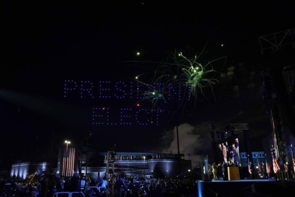 Biden se mostró sorprendido con el espectáculo de fuegos artificiales y drones que cerraron el evento convocado en un estacionamiento de Delaware, siguiendo las medidas de prevención por la pandemia de coronavirus.