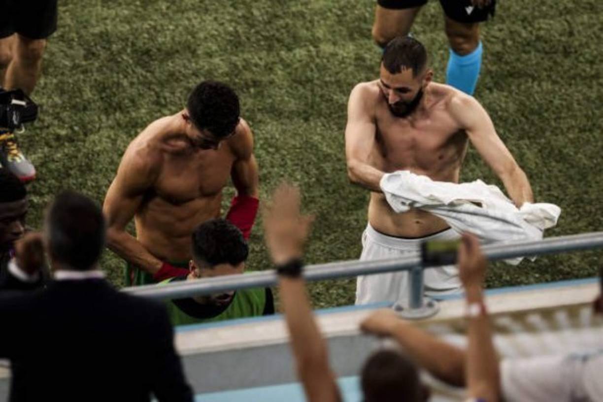 Casi entrando al túnel de vestuarios, Cristiano y Benzema intercambiaron camisetas.