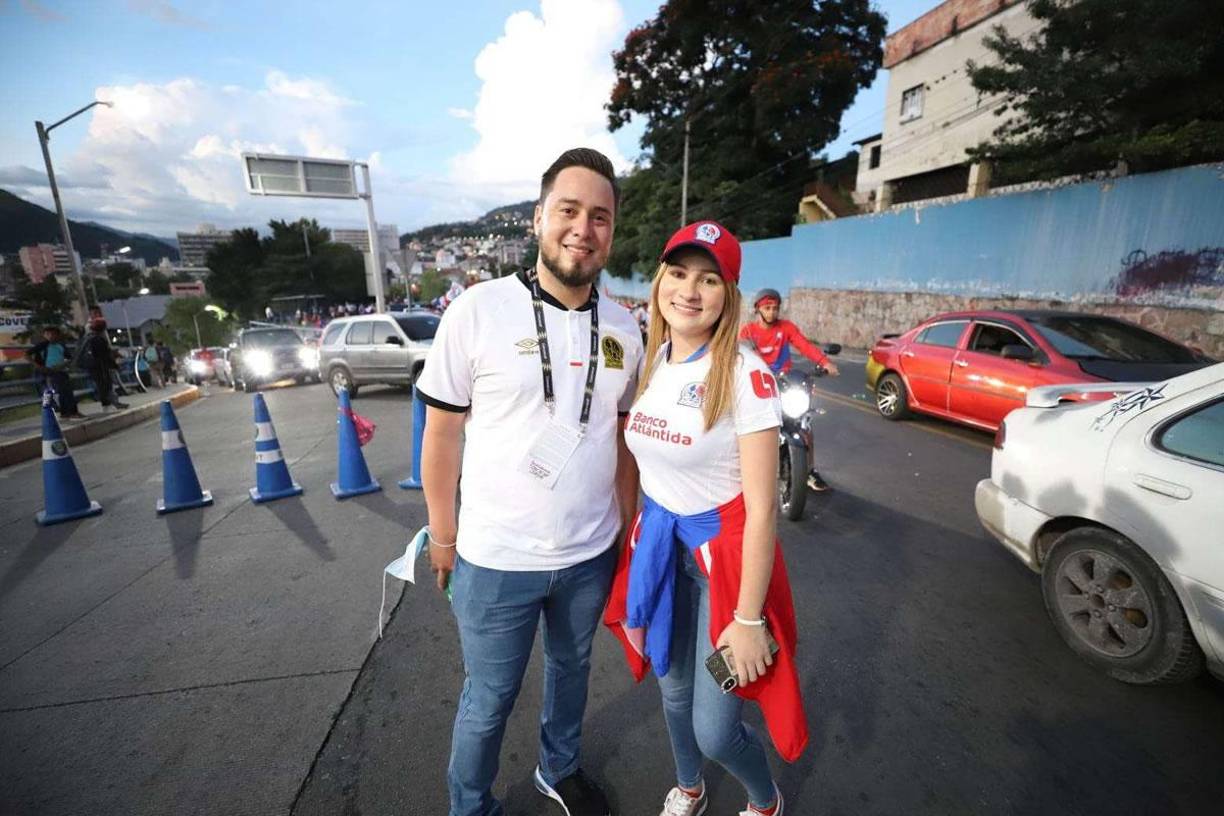  20Una pareja de olimpistas felices de llegar a apoyar al León en la final de Liga Concacaf.