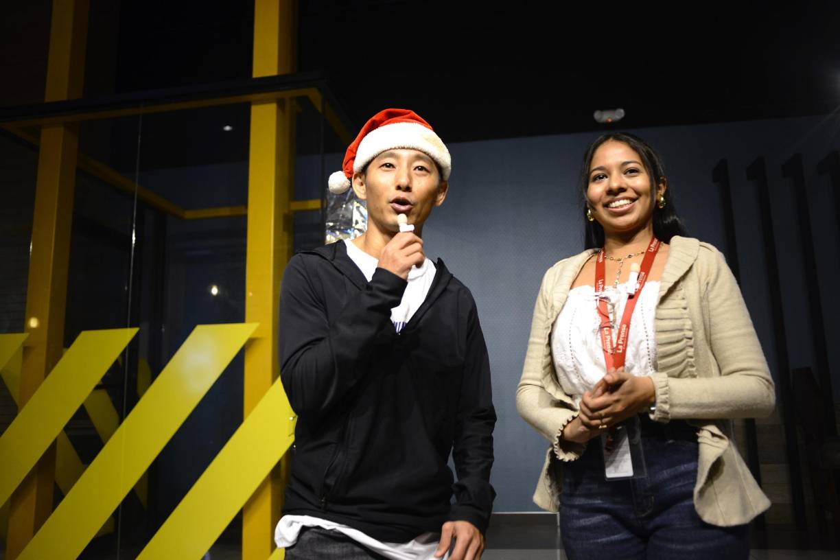 Shin Fujiyama durante entrevista con la periodista Marisol Soto