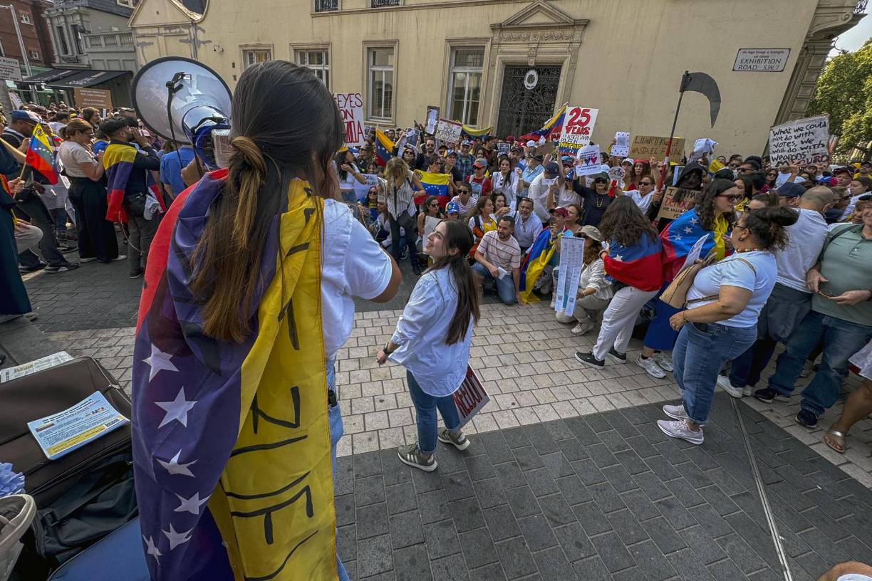 Centenares de venezolanos se manifestaron de forma pacífica este sábado en Londres y otras ciudades del Reino Unido para pedir la libertad de su país natal y denunciar, con las actas en la mano, el "fraude" de los recientes comicios presidenciales del 28 de julio. EFE/ConVzlaUK SOLO USO EDITORIAL/SOLO DISPONIBLE PARA ILUSTRAR LA NOTICIA QUE ACOMPAÑA (CRÉDITO OBLIGATORIO) 