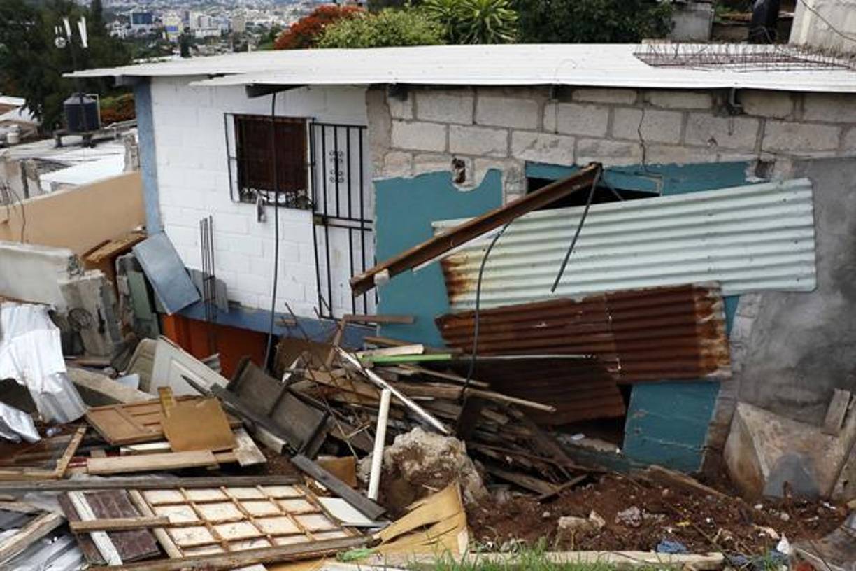 Decenas de casas han sido destruidas a causa de una falla geológica, que se activó por las lluvias.