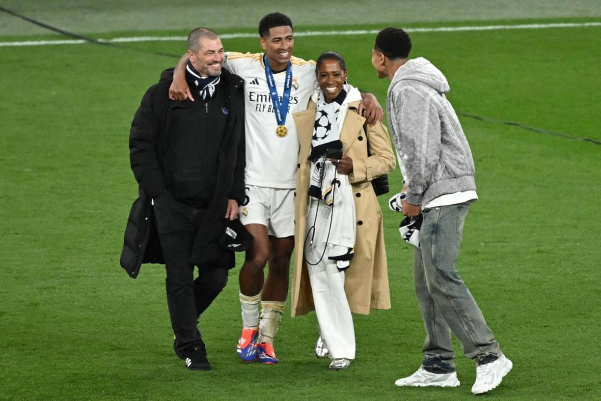 Jude Bellingham tuvo un íntimo festo en el campo de Wembley junto a su familia.
