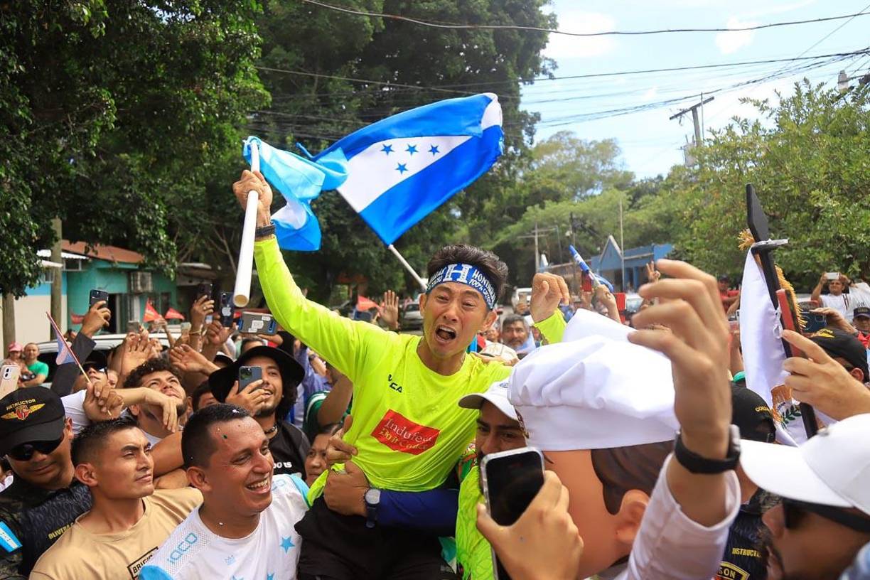 Shin Fujiyama llegó este domingo a Honduras entre la algarabía de la multitud, tras completar un impresionante desafío de 106 días. 