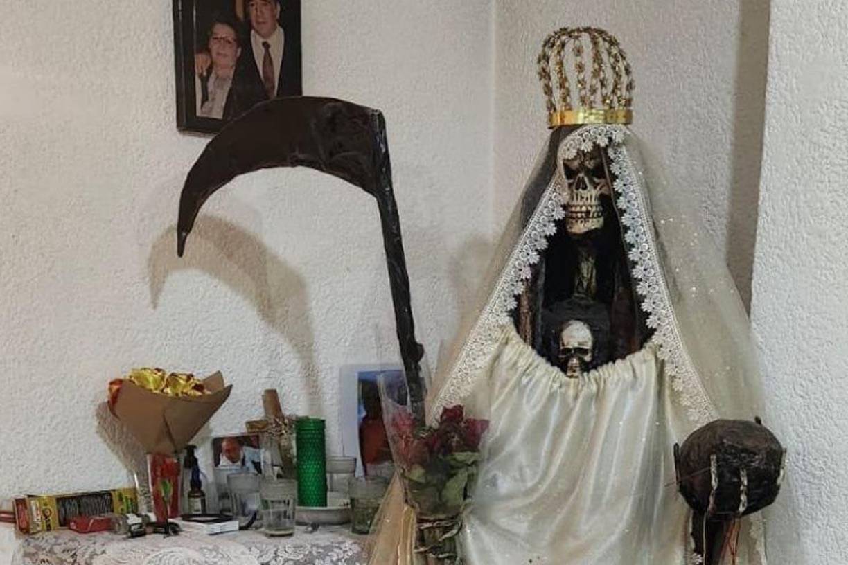 En el allanamineto los agentes encontraron un altar a la santa muerte.
