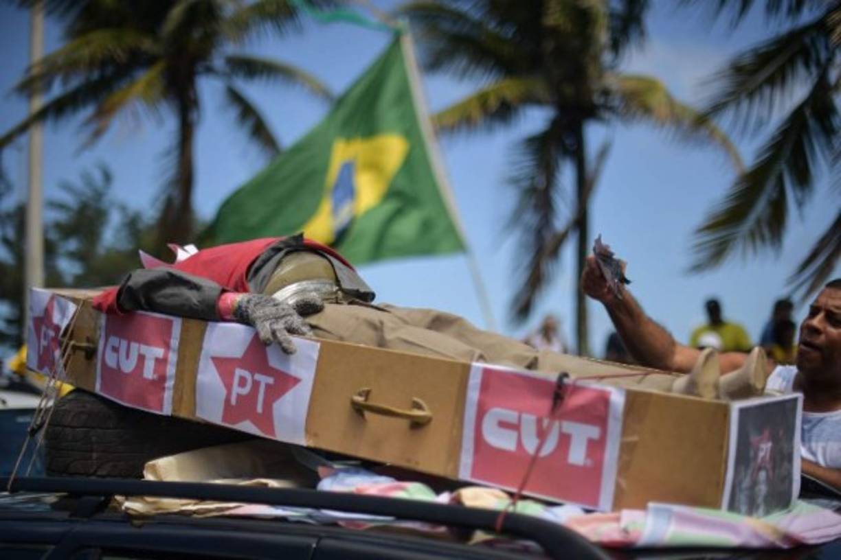 Los manifestantes también protestaron contra el PT, partido del encarcelado ex presidente Lula da Silva.