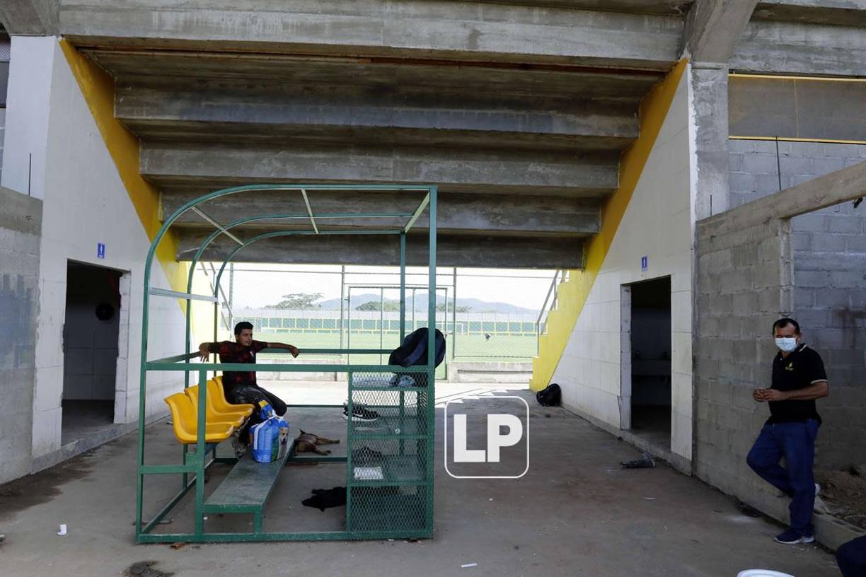 Los palcos no están terminados, también falta la instalación del alumbrado eléctrico y la pintura por fuera del estadio. 