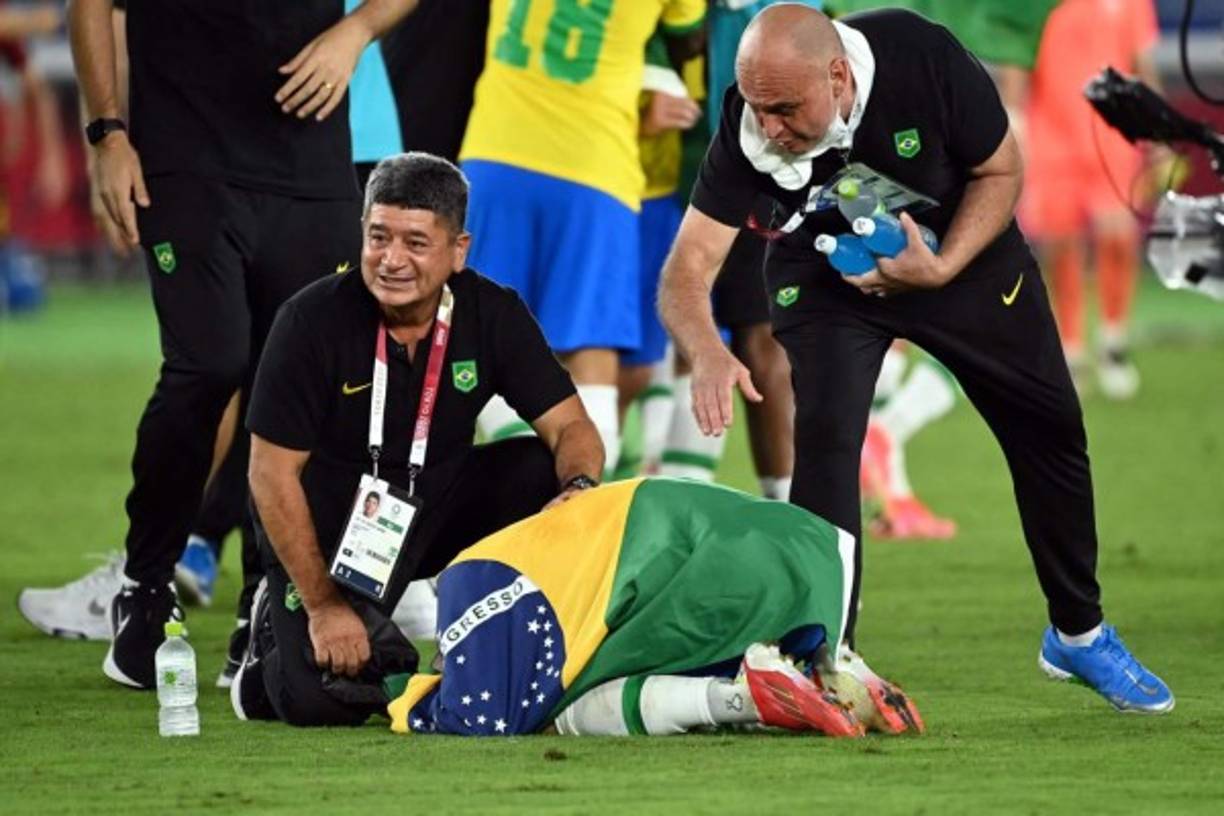 Dani Alves se echó a llorar de felicidad luego del triunfo de su selección.