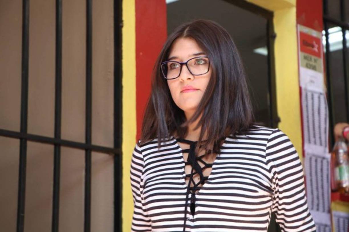 La guapa linda Alexandra Tomé, hija del precandidato del partido Libre Rasel Tomé, ejerció el sufragio este domingo en Tegucigalpa.
