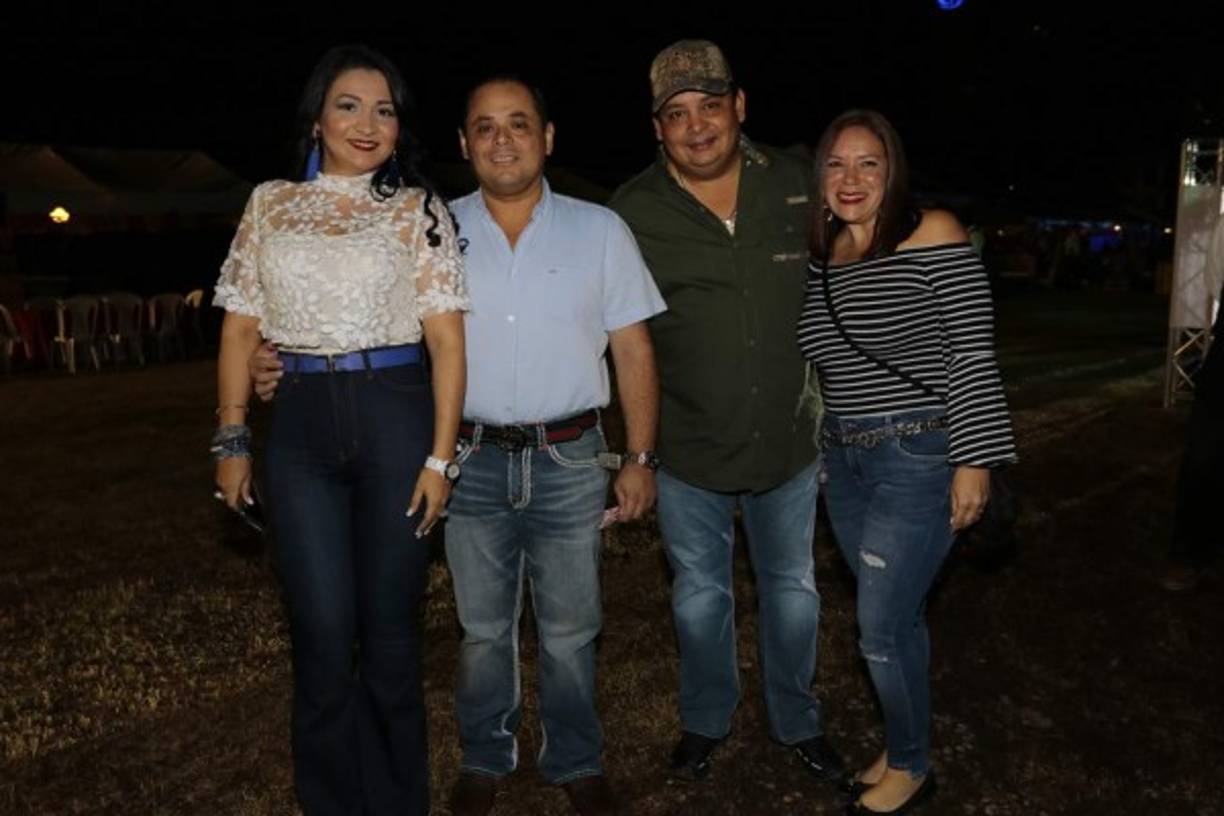 Melissa y Hubert López con Heylel y Elisa Ordóñez.