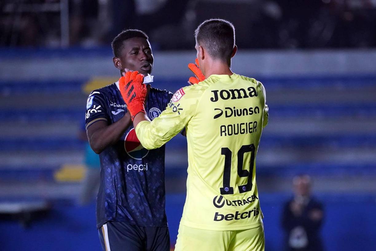 Wesly Decas animando al portero Jonathan Rougier tras marcar el tercer penal de Motagua.