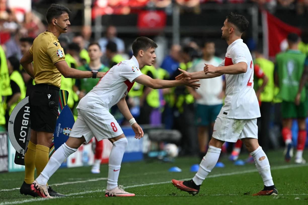 Para entonces ya había entrado Guler (70), recibido como el mesías, sin tiempo para mostrar al gran Ronaldo que aspira a tomar su testigo algún día. El joven jugador del Madrid no arrancó de titular tras sufrir “un leve signo de fatiga”, insistió el técnico del conjunto turco.