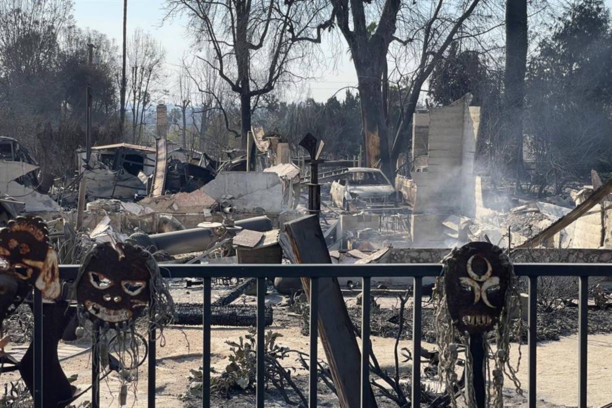 El coste de una casa en estos barrios de colinas boscosas ronda entre los 10 y 50 millones de dólares, por lo que el alto valor de las propiedades ha dado pie a que, cuando cae la noche, se produzcan robos en algunas que siguen vacías por las órdenes de evacuación o de la que se pueden todavía arrancar algunos tesoros.