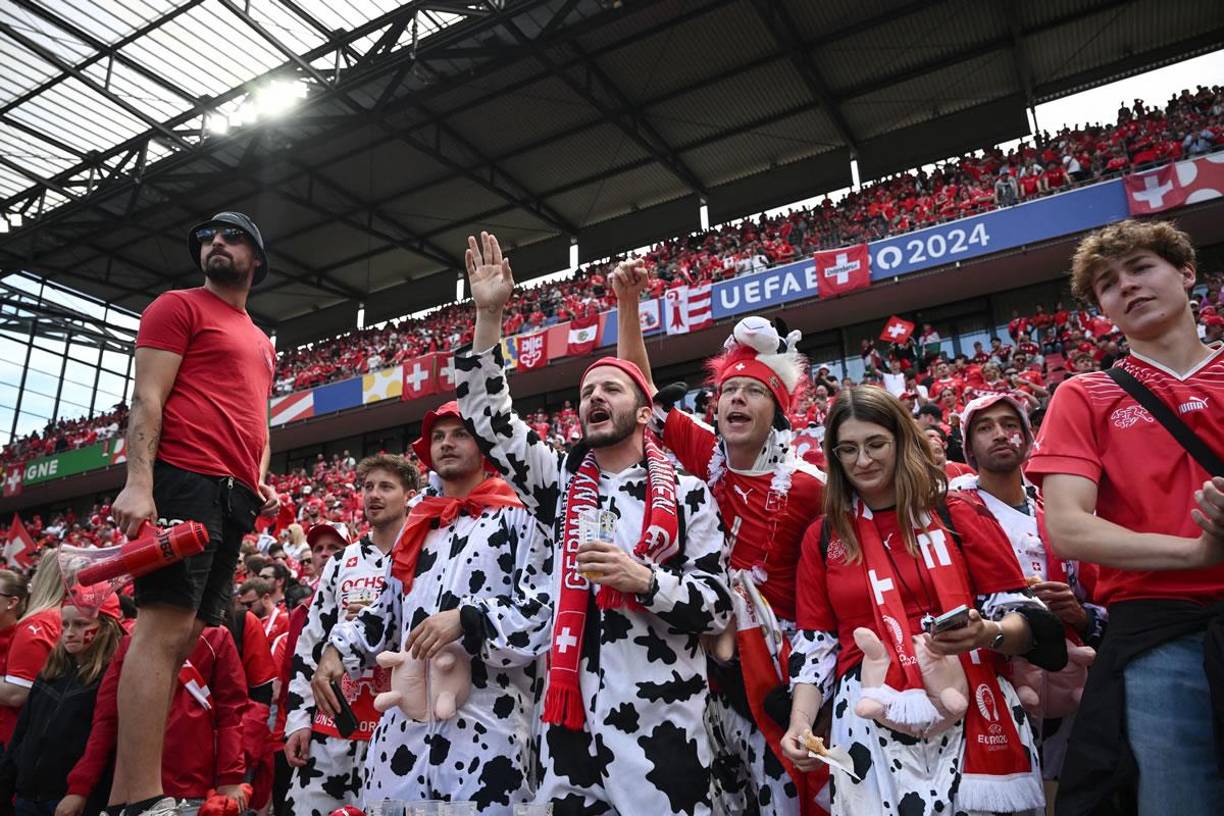 Los fanáticos de Suiza animan a su selección antes del partido contra Hungría en el estadio de Colonia.